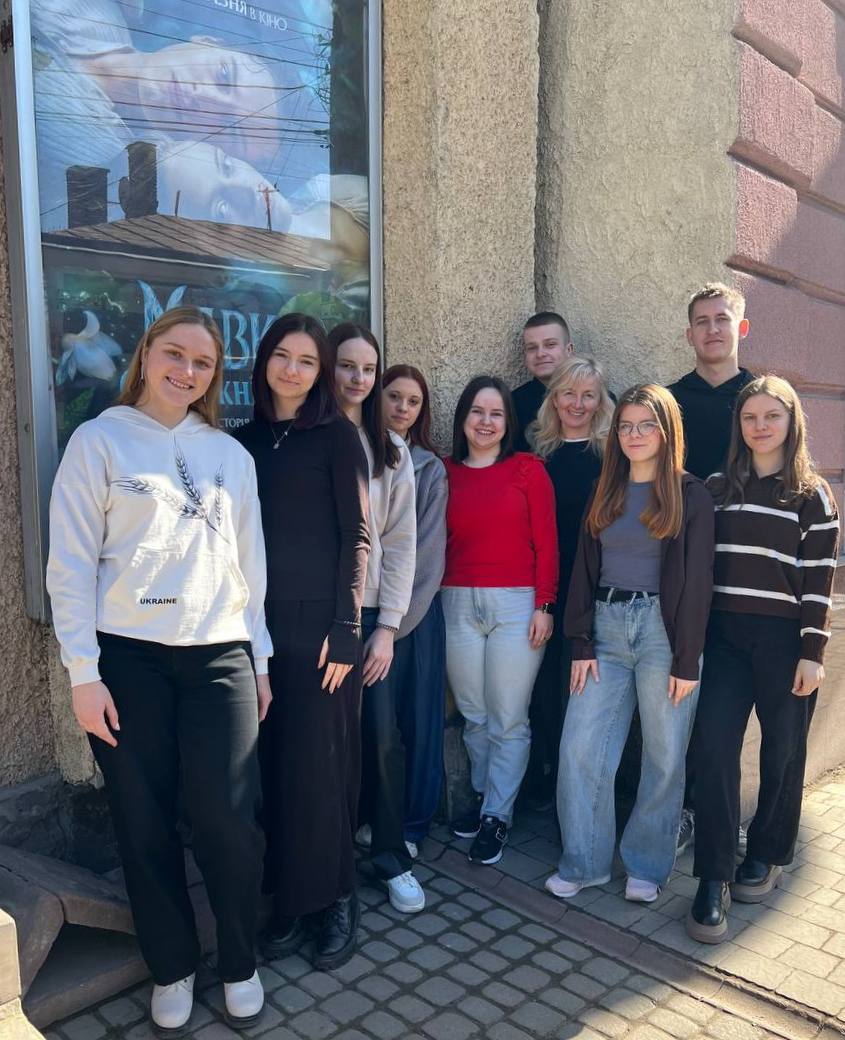 Студенти фізико-математичного факультету разом із заступницею декана з виховної роботи Світланою Лещук